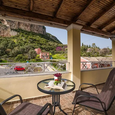 Casa De La Alegria Holiday home Doukades